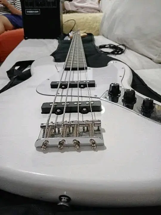 Bajo de cuatro cuerdas - 3