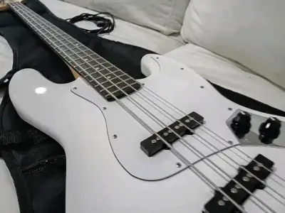 Bajo de cuatro cuerdas - miniatura 4