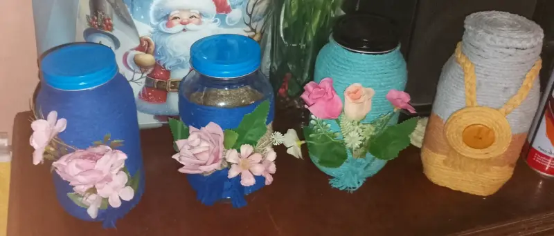 Frascos decorativos con flores artificiales