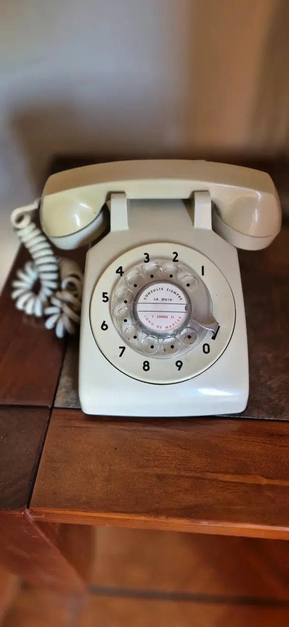 Teléfono antiguo de disco beige vintage - 1