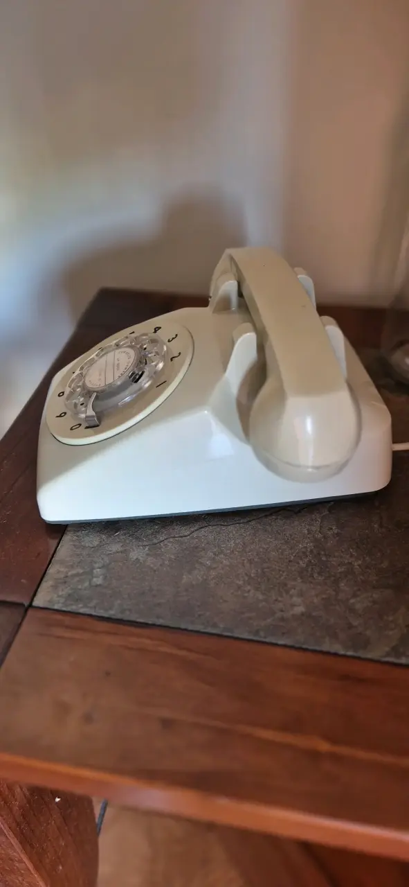 Teléfono antiguo de disco beige vintage - 2