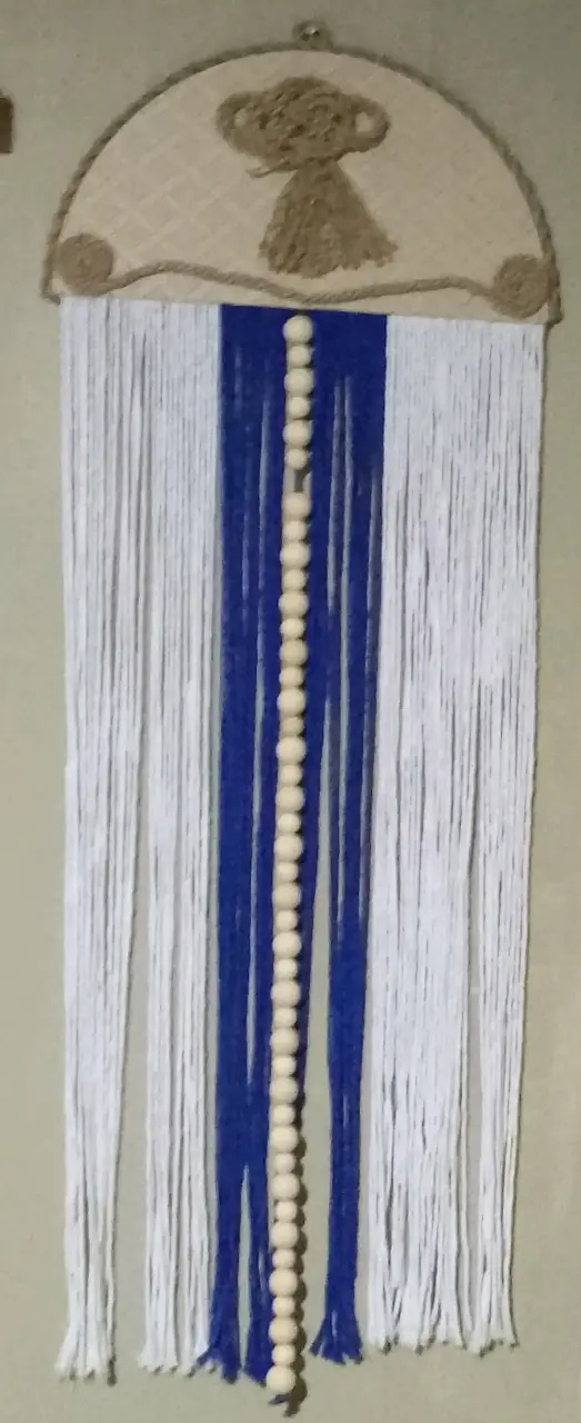 Decoración de pared con flecos y cuentas