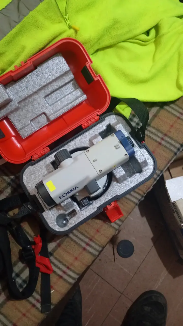 Nivel automático Sokkia con estuche rígido