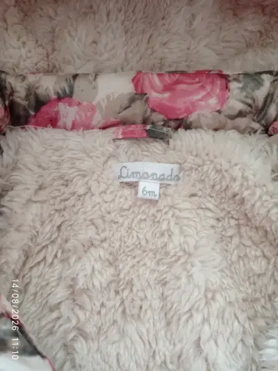 Chaqueta de bebé con capucha y diseño floral - miniatura 2