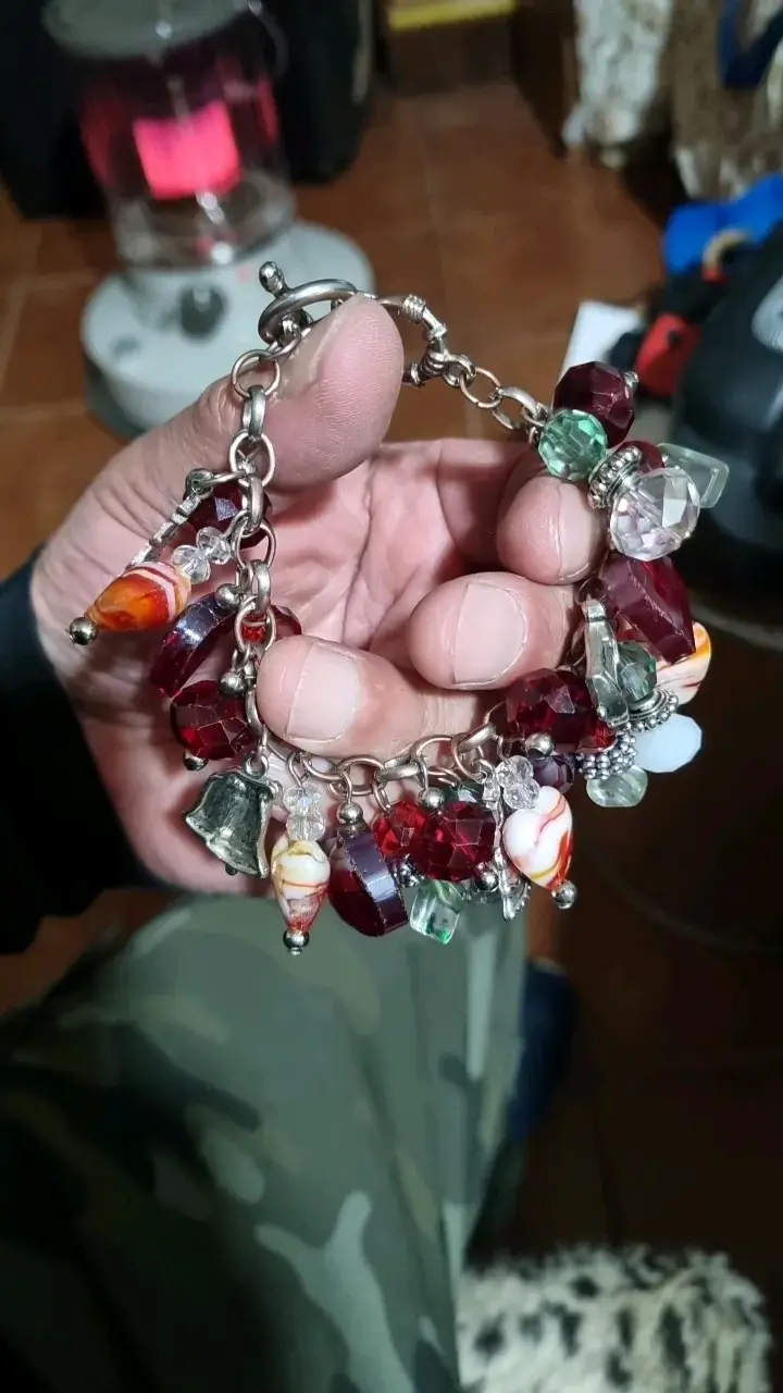 Pulsera de abalorios multicolor con dijes - 1