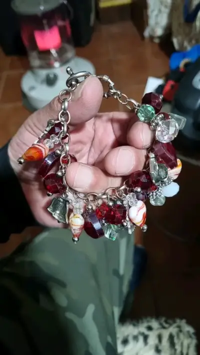 Pulsera de abalorios multicolor con dijes - miniatura 1