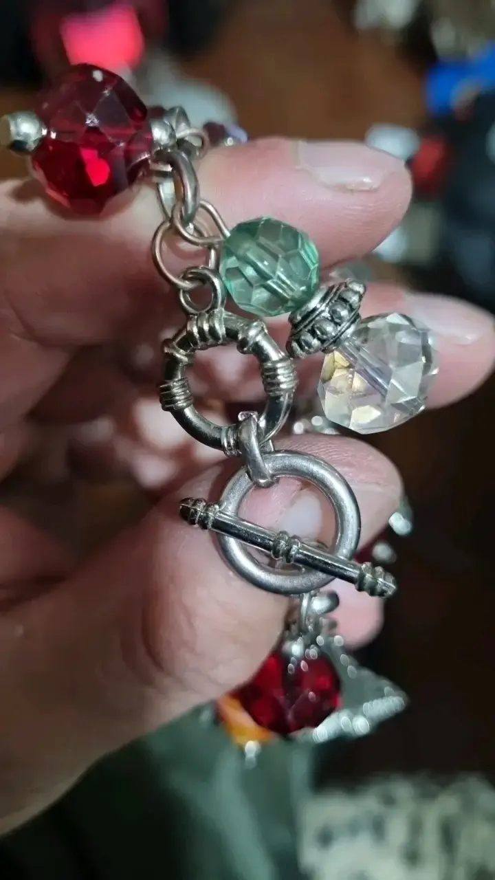 Pulsera de abalorios multicolor con dijes - 2
