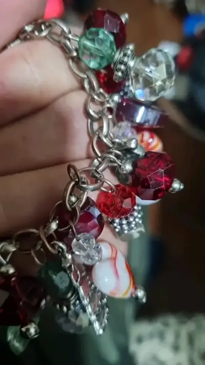 Pulsera de abalorios multicolor con dijes - miniatura 3