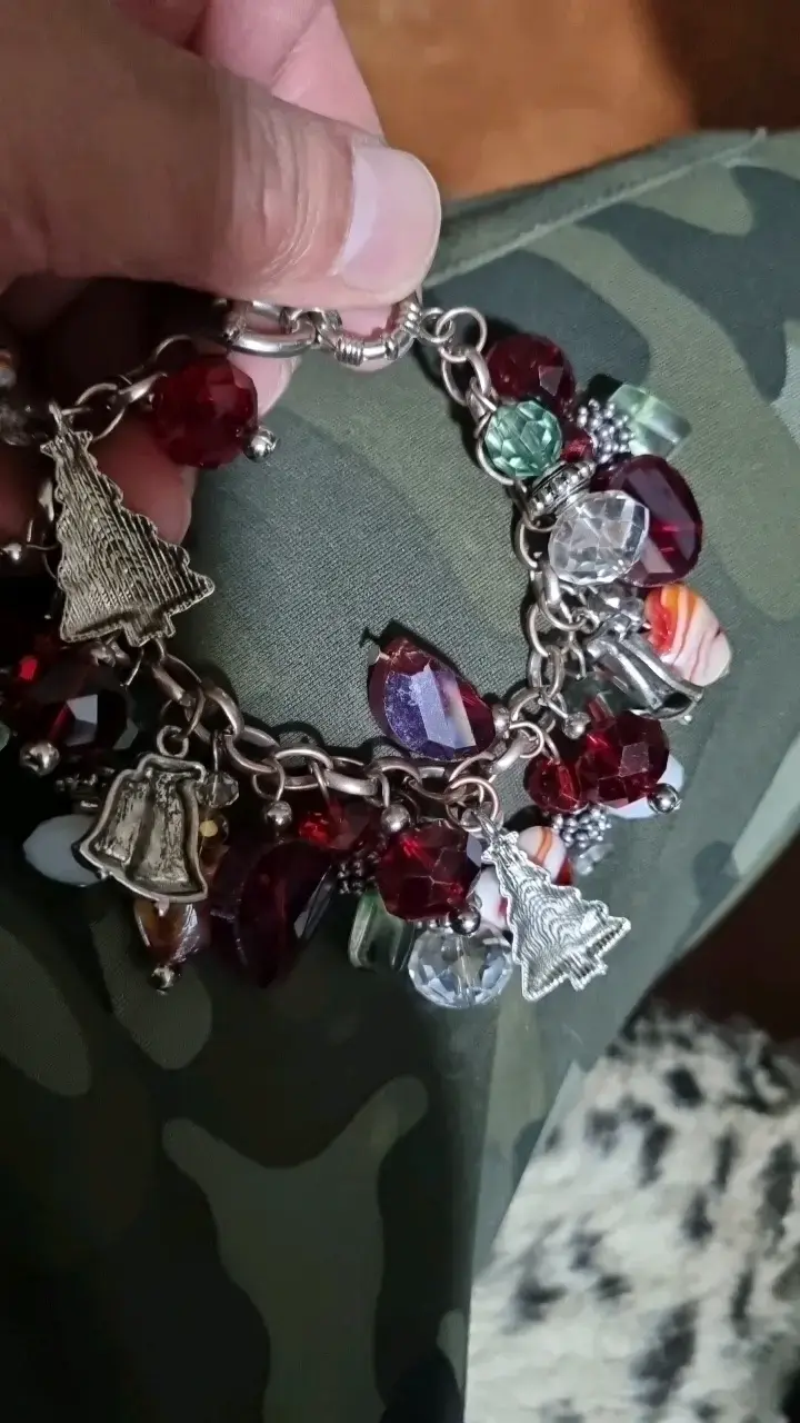 Pulsera de abalorios multicolor con dijes - 4