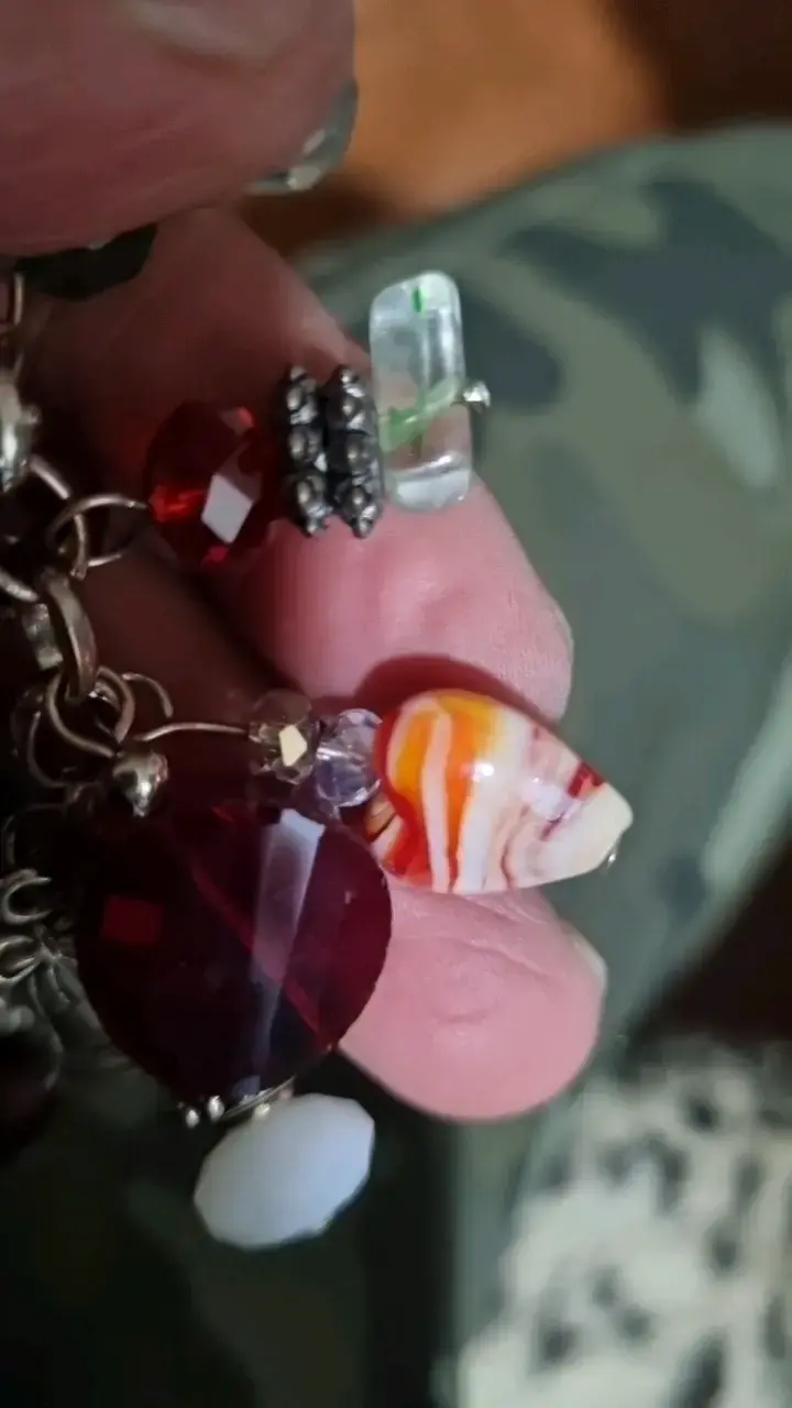 Pulsera de abalorios multicolor con dijes - 5