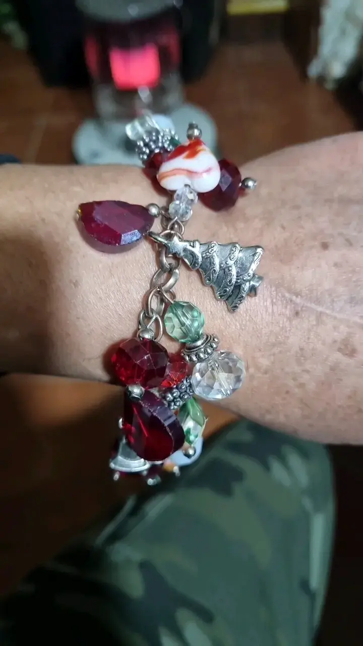 Pulsera de abalorios multicolor con dijes - 6