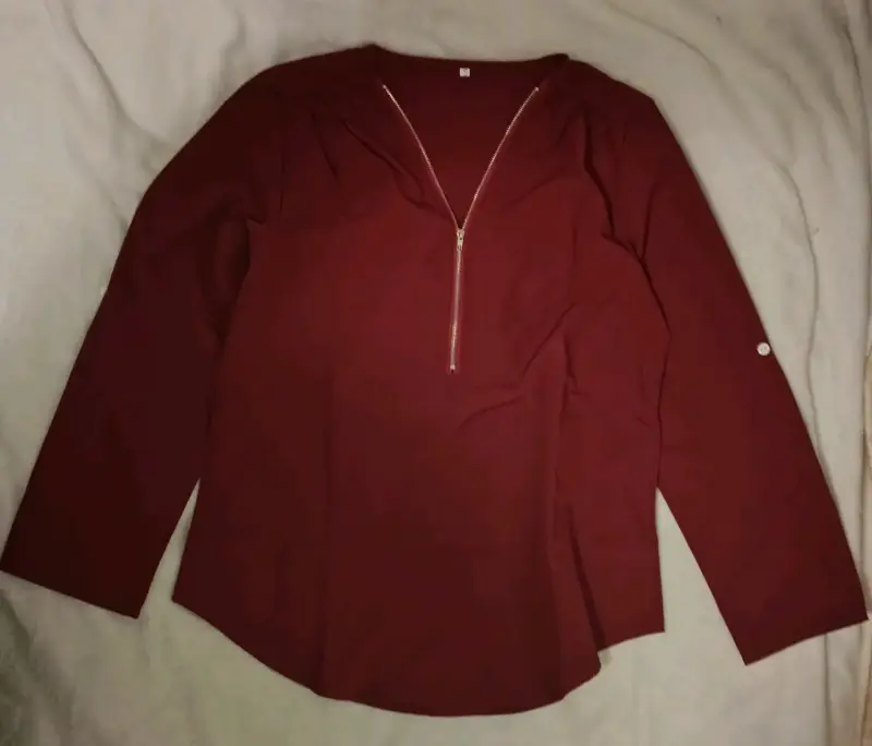 Blusa roja con cierre frontal y manga larga - 1