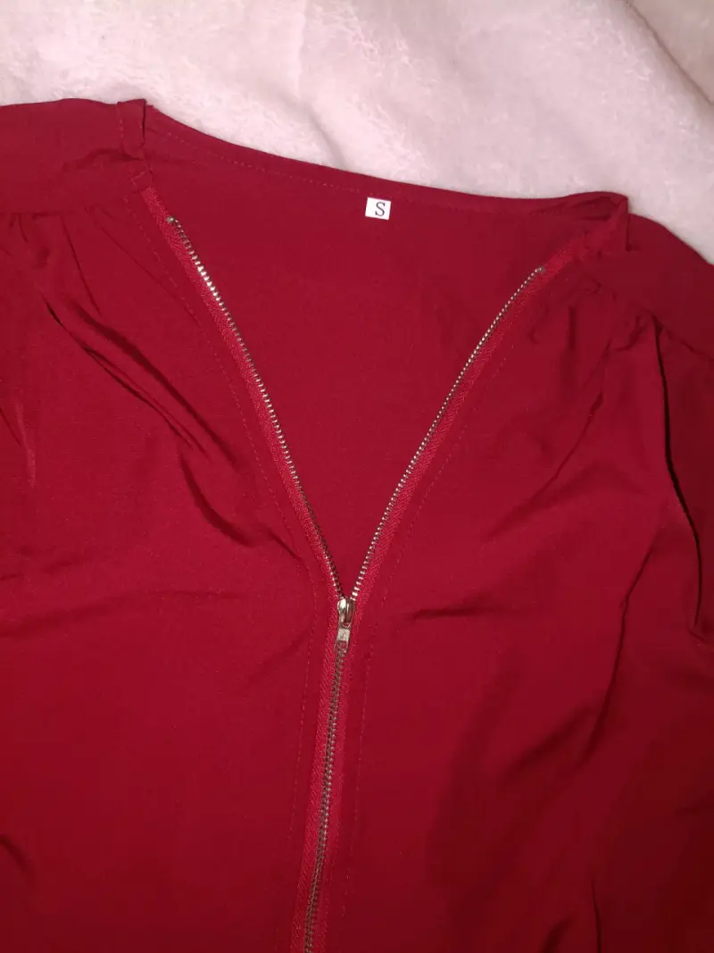 Blusa roja con cierre frontal y manga larga - 2
