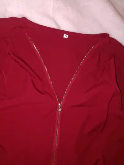 Blusa roja con cierre frontal y manga larga - miniatura 2
