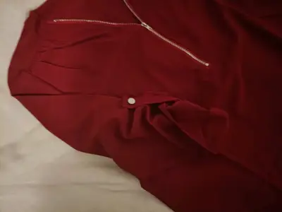 Blusa roja con cierre frontal y manga larga - miniatura 3