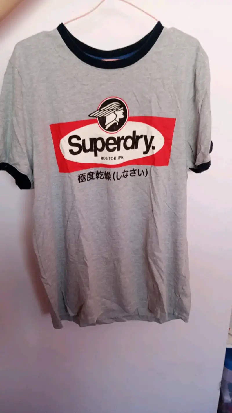 Polera gris Superdry con logo frontal