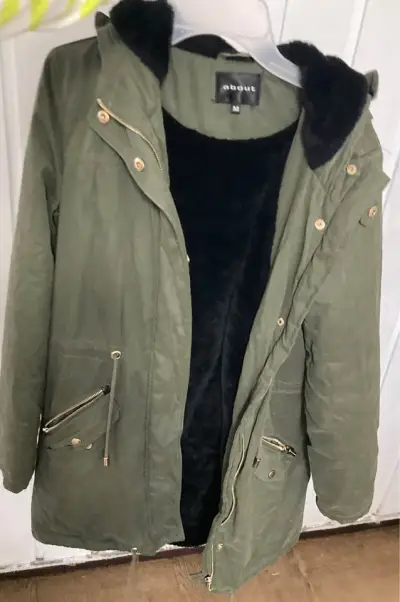Parka verde mujer con forro de pelo sintético negr - miniatura 1