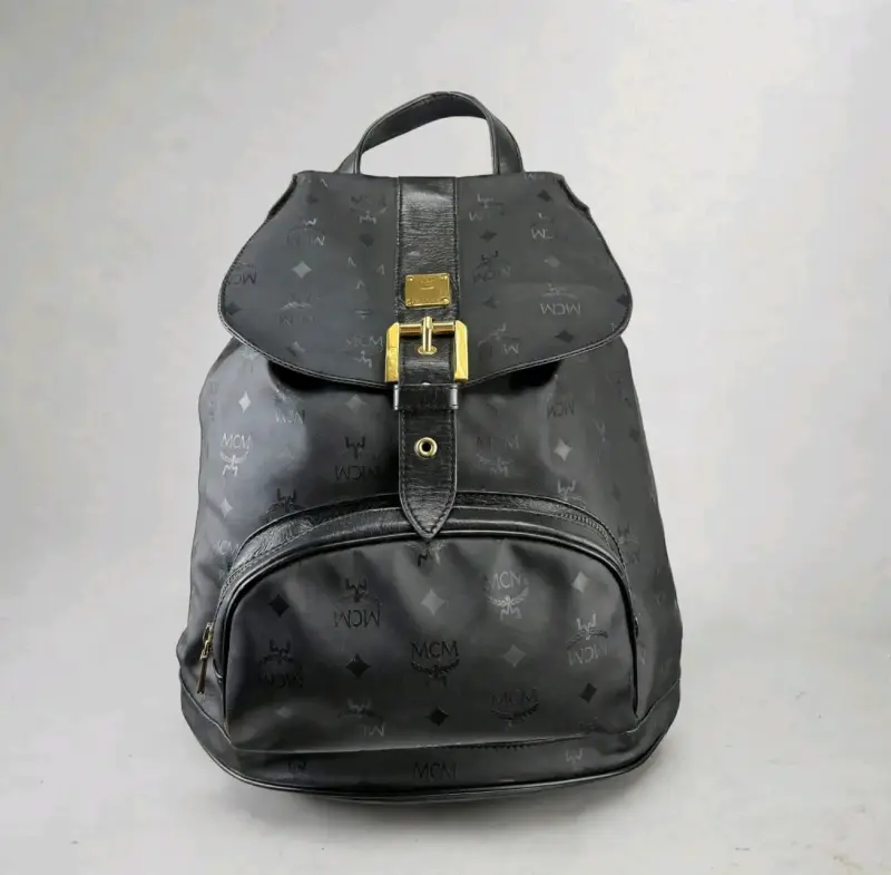 Mochila MCM negra con detalles dorados - 1