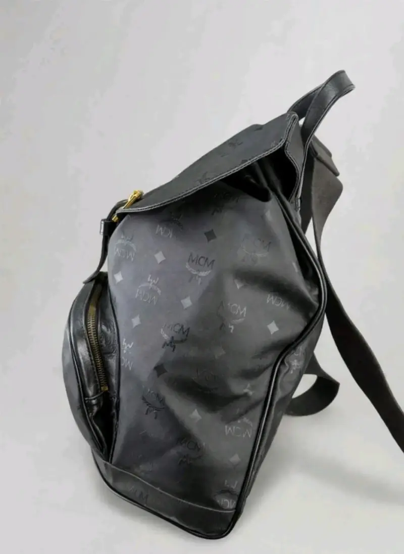 Mochila MCM negra con detalles dorados - 2