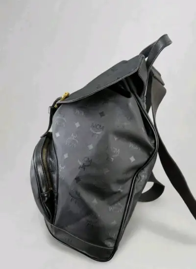 Mochila MCM negra con detalles dorados - miniatura 2