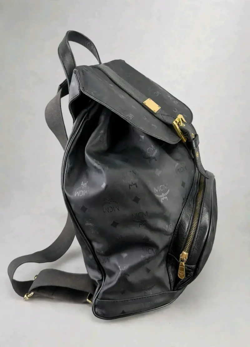 Mochila MCM negra con detalles dorados - 3