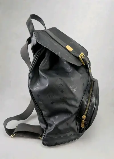 Mochila MCM negra con detalles dorados - miniatura 3