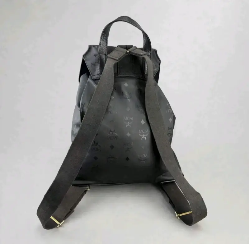 Mochila MCM negra con detalles dorados - 4