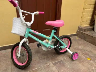 Bicicleta infantil Ozark Trail con rueditas y canasto - miniatura 1