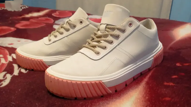 Zapatillas CAT blancas con suela rosada - 1