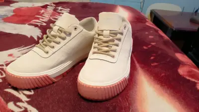 Zapatillas CAT blancas con suela rosada - miniatura 3