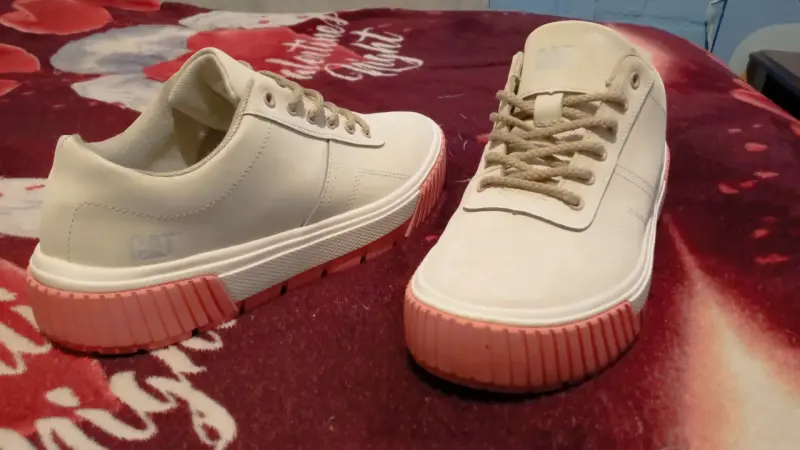 Zapatillas CAT blancas con suela rosada - 4