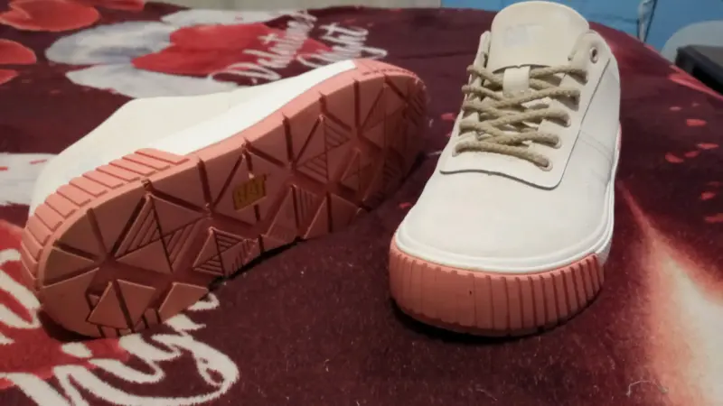 Zapatillas CAT blancas con suela rosada - 5