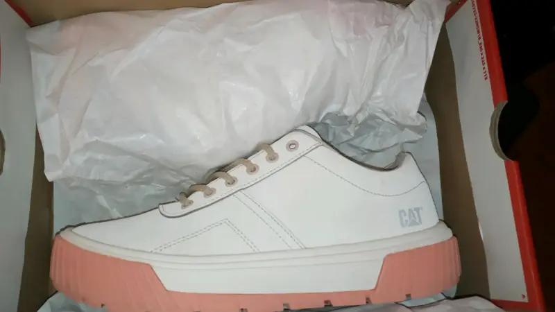 Zapatillas CAT blancas con suela rosada - 6