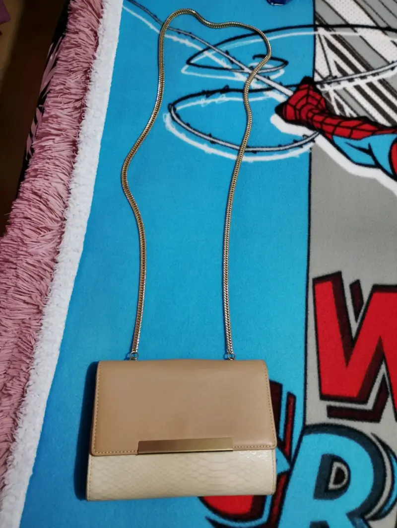 Cartera beige con cadena dorada elegante - 1