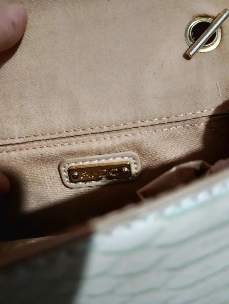 Cartera beige con cadena dorada elegante - 3