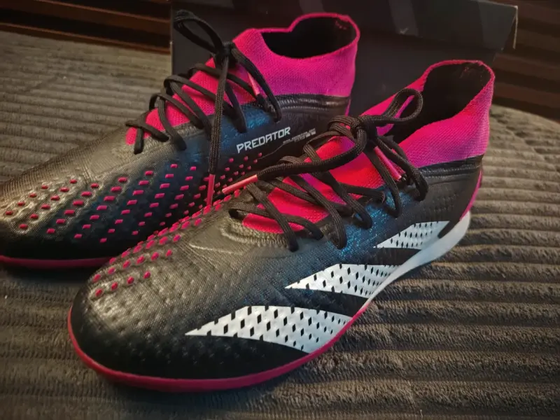 Zapatillas de Fútbol Adidas Predator Negras y Rosadas - 1