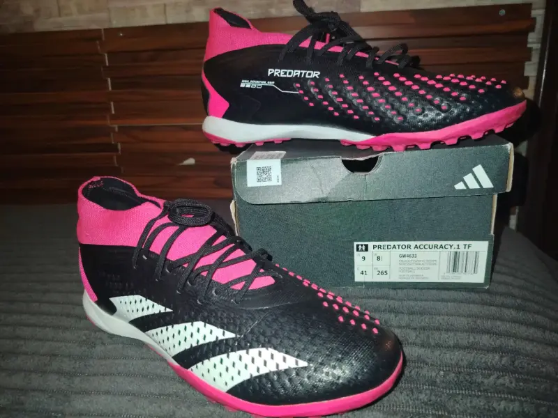 Zapatillas de Fútbol Adidas Predator Negras y Rosadas - 2