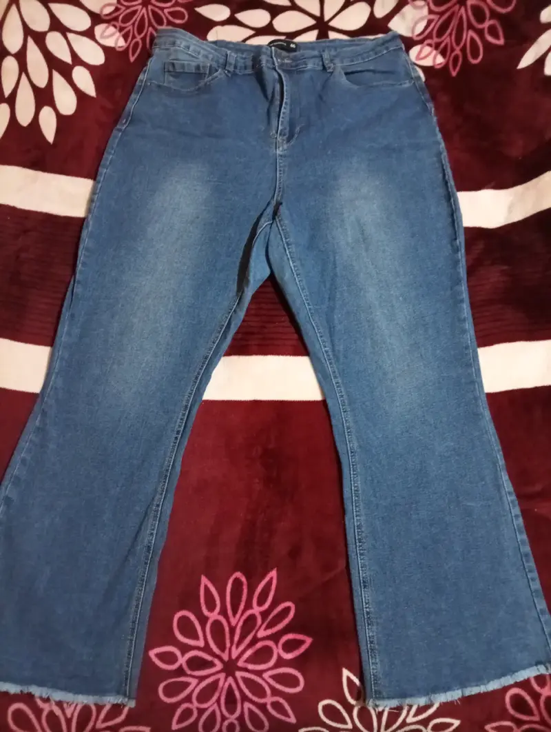 Jeans acampanados de mezclilla azul para mujer - 1