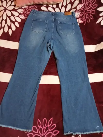 Jeans acampanados de mezclilla azul para mujer - miniatura 2