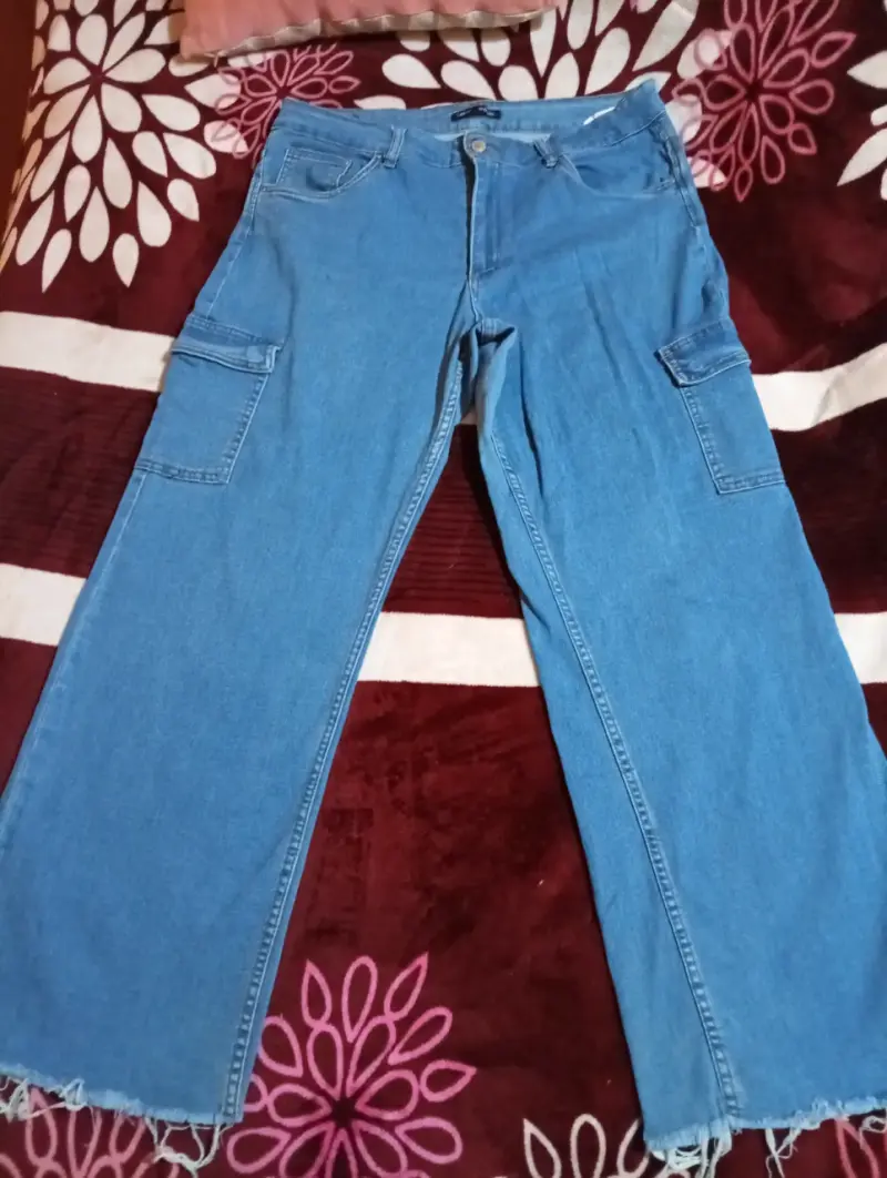 Jeans cargo de mezclilla azul para mujer - 1