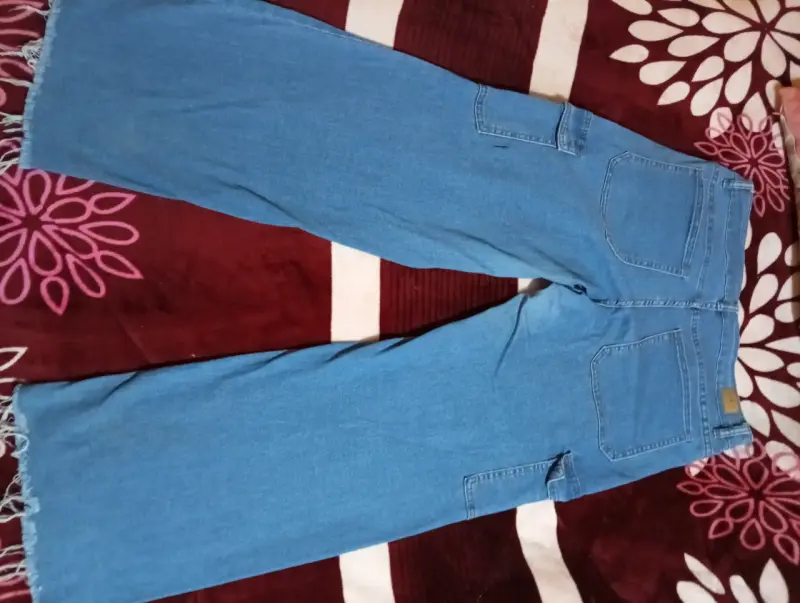 Jeans cargo de mezclilla azul para mujer - 2