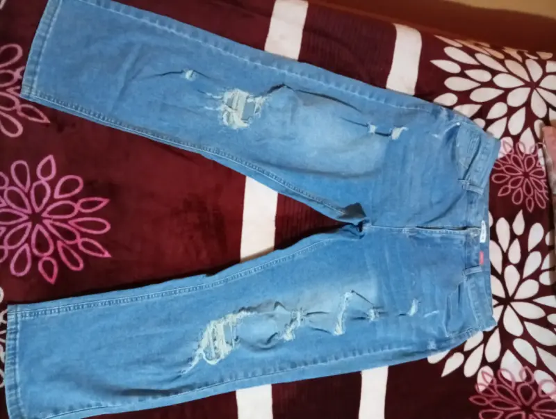 Jeans de mezclilla azul con diseño rasgado - 1