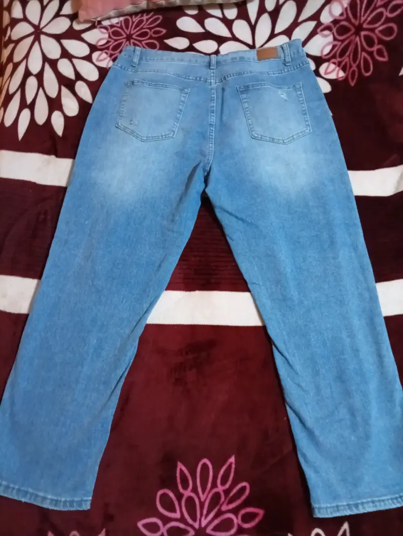 Jeans de mezclilla azul con diseño rasgado - 2
