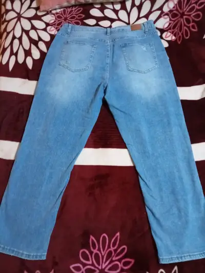 Jeans de mezclilla azul con diseño rasgado - miniatura 2