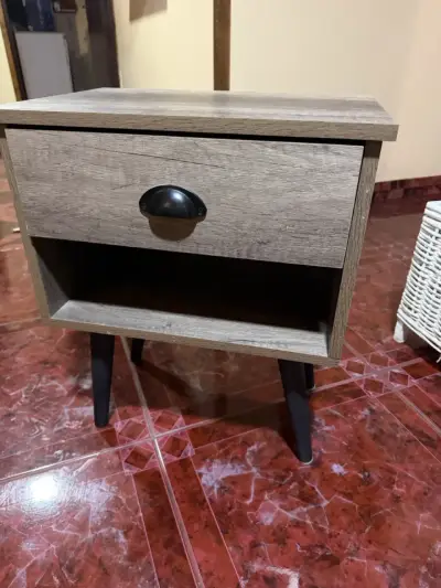 Mesa de noche de madera con cajón - miniatura 1