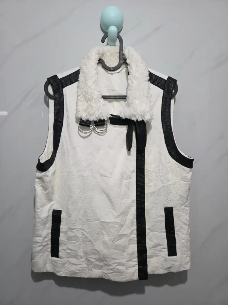 Chaqueta sin mangas blanca con detalles negros - 1