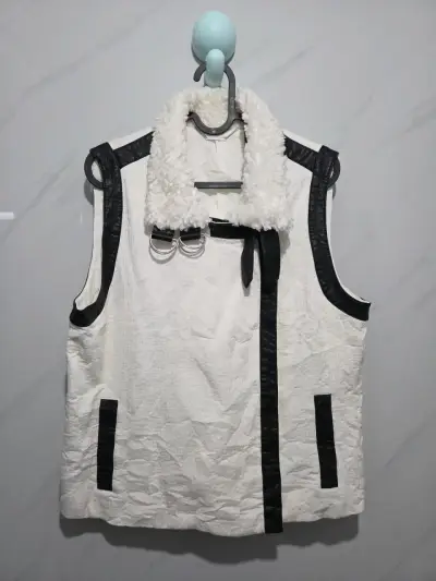 Chaqueta sin mangas blanca con detalles negros - miniatura 1