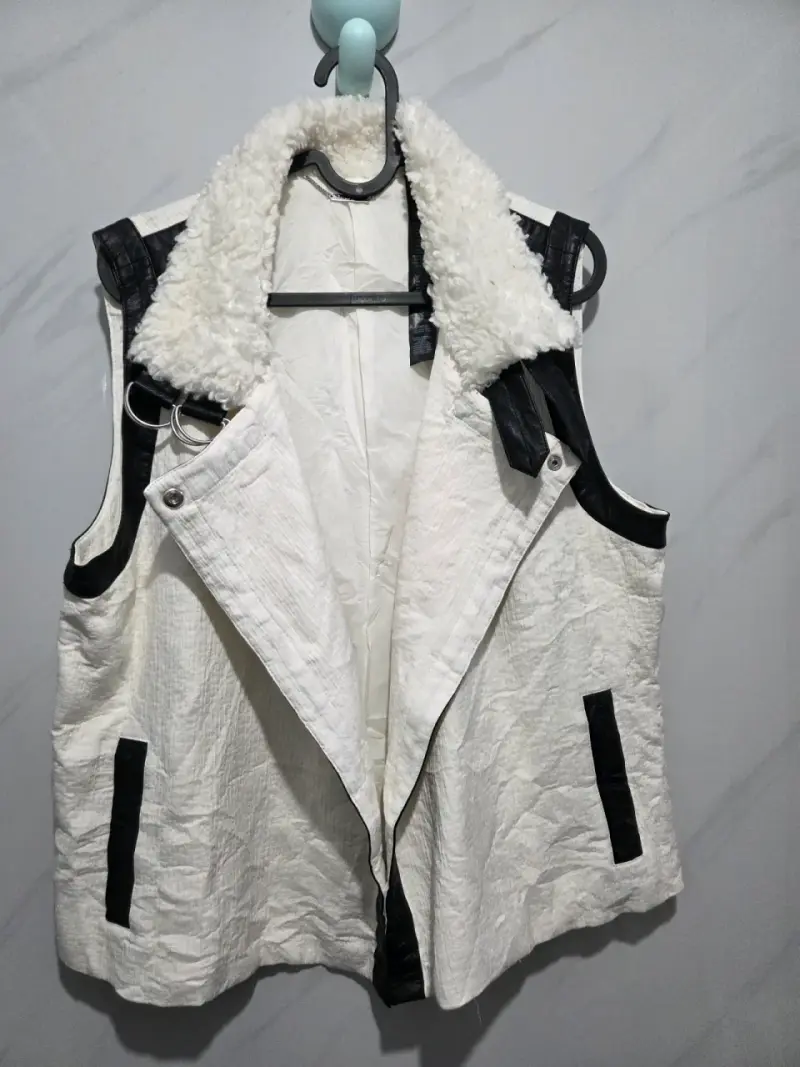 Chaqueta sin mangas blanca con detalles negros - 2