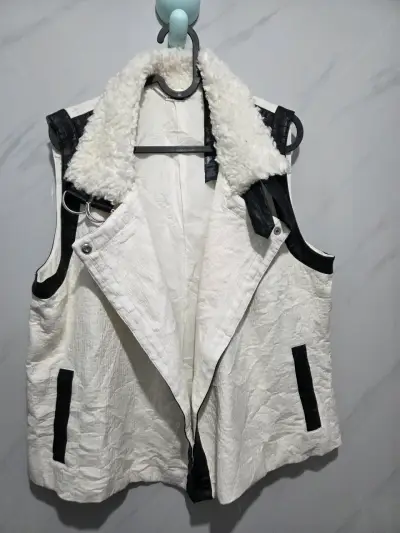 Chaqueta sin mangas blanca con detalles negros - miniatura 2