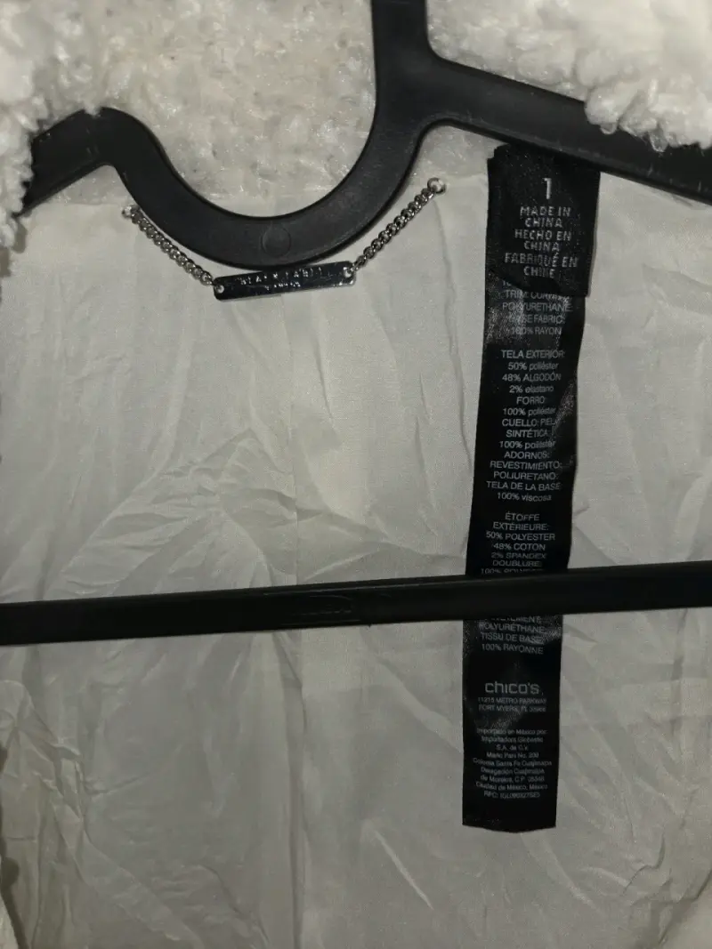 Chaqueta sin mangas blanca con detalles negros - 3